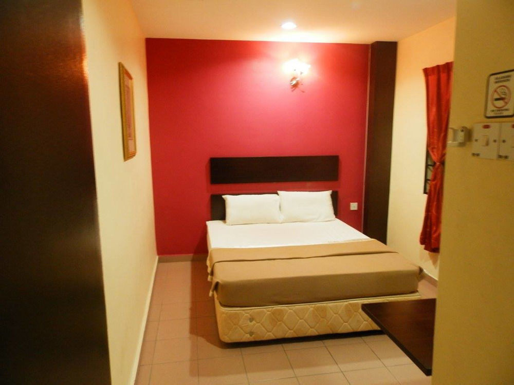 Oyo 43962 Ezzy In Hotel لومو المظهر الخارجي الصورة