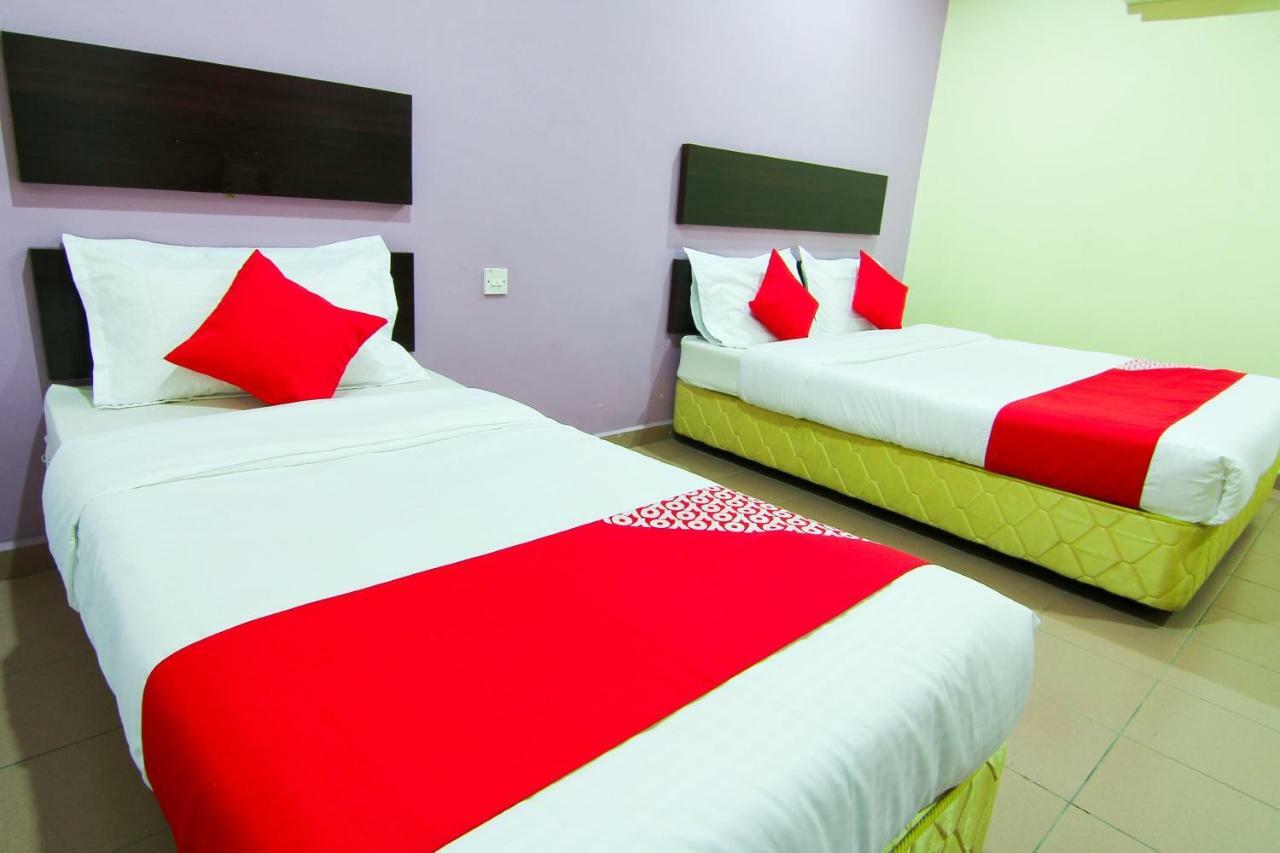 Oyo 43962 Ezzy In Hotel لومو المظهر الخارجي الصورة